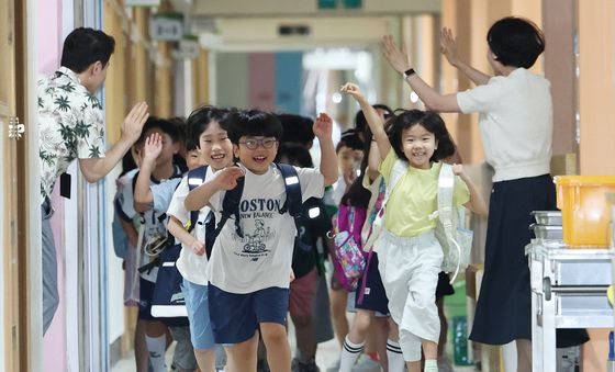 초등학교 여름방학식 '선생님과 하이파이브'