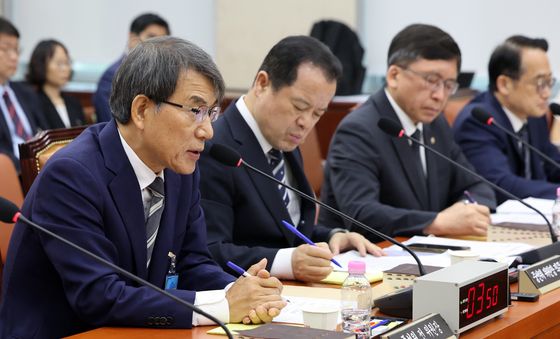 의원 질의에 답하는 노태악 전 선관위원장