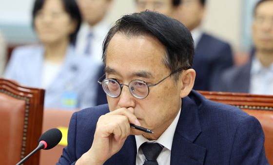 생각에 잠긴 허철훈 전 선관위 사무총장