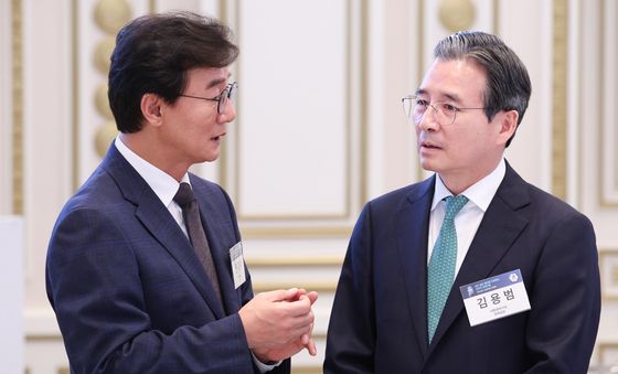 대화하는 전재수 시장과 김용범 실장