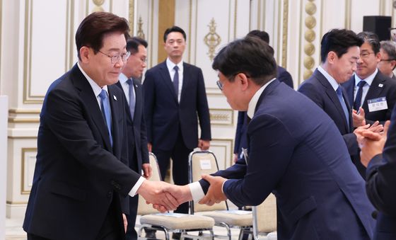 참석자와 인사하는 이재명 대통령