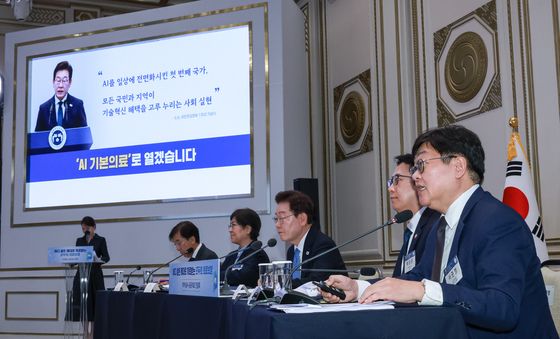 발표하는 서준범 위원장