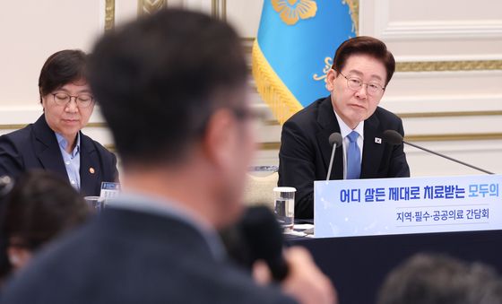 참석자 발언 경청하는 이재명 대통령