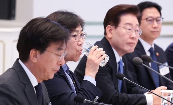 목 축이는 정은경 장관