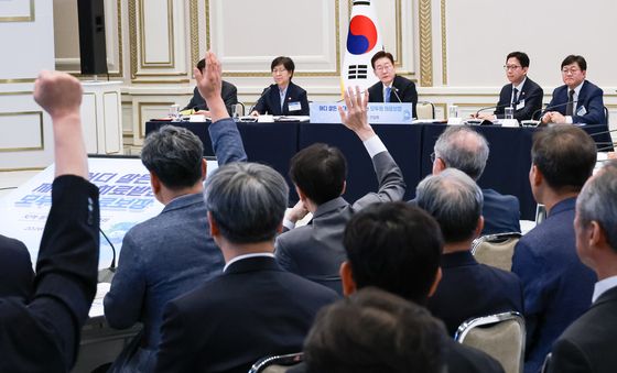 참석자 질문 받는 이재명 대통령