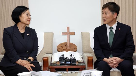 한성숙 총리에게 인사말하는 박승렬 총무