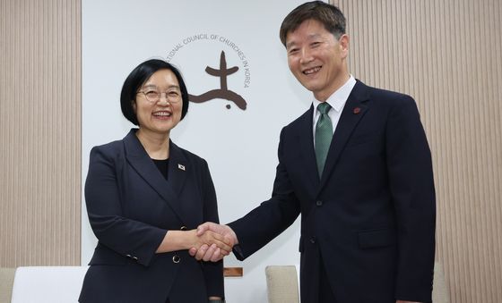 박승렬 한국기독교교회협의회 총무와 악수하는 한성숙 총리
