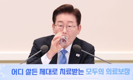 목 축이는 이재명 대통령
