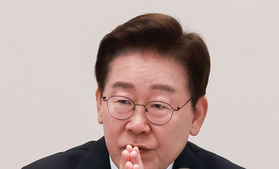 발언 경청하는 이재명 대통령