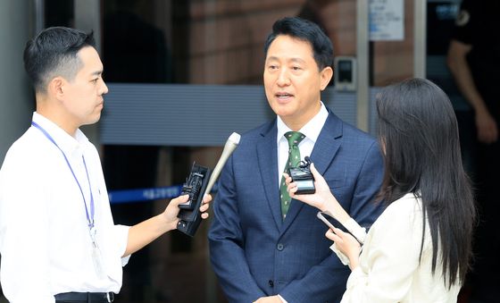 취재진 질문 답변하는 오세훈 서울시장