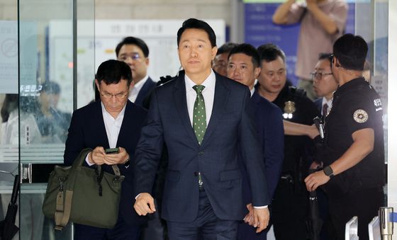 1심 선고 마치고 법원 나서는 오세훈 서울시장