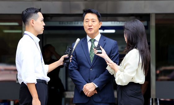 취재진 질문에 답하는 오세훈 시장