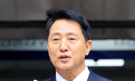 취재진 질문에 답하는 오세훈 시장