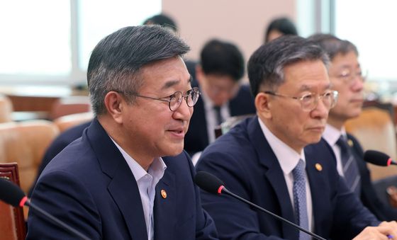 의원 질의에 답하는 윤호중 장관
