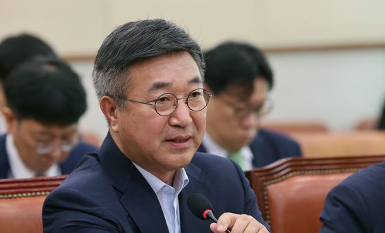 의원 질의에 답하는 윤호중 장관