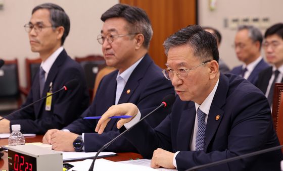 답변하는 정성호 법무부 장관