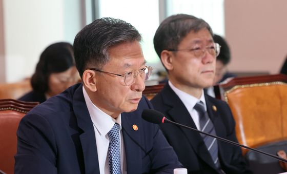 질의에 답하는 정성호 장관