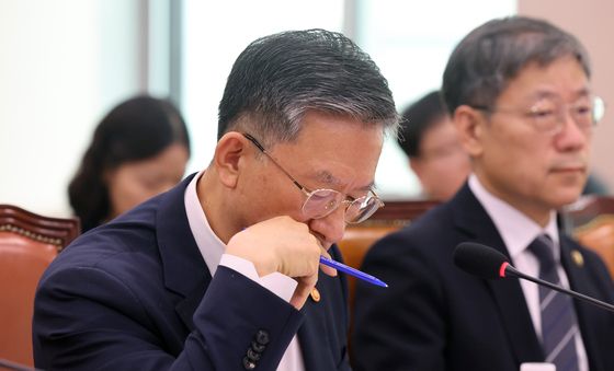 생각에 잠긴 정성호 장관