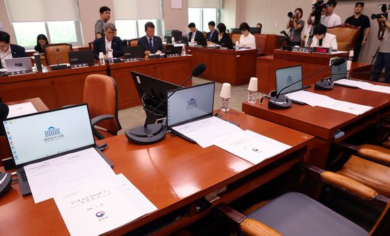 법사위 전체회의…불참한 野