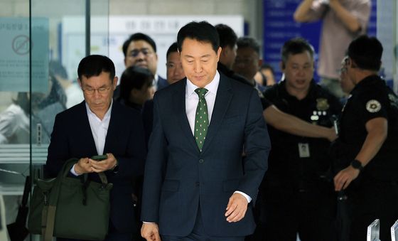 1심 선고 마치고 법원 나서는 오세훈 서울시장