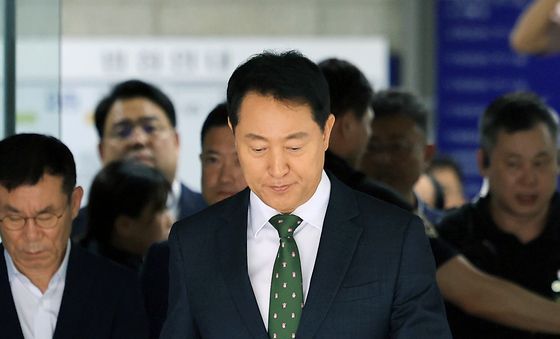 1심 선고 마치고 법원 나서는 오세훈 서울시장