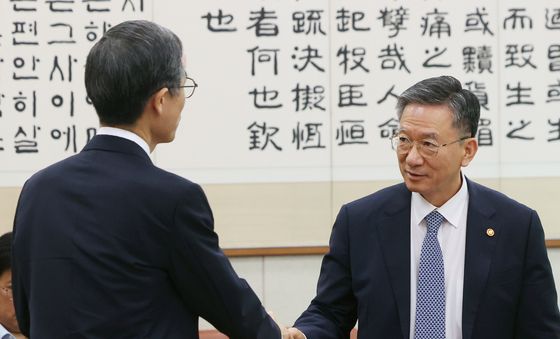 악수 나누는 정성호·유승렬