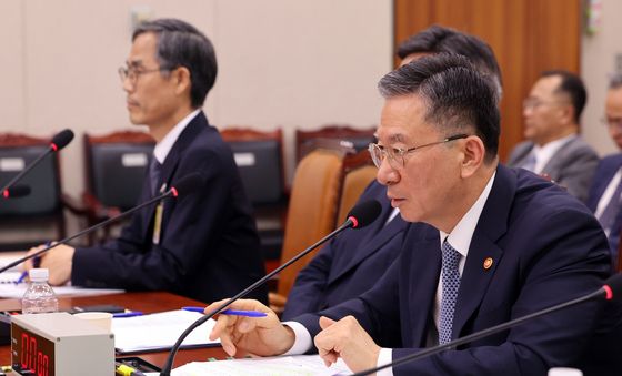 답변하는 정성호 장관