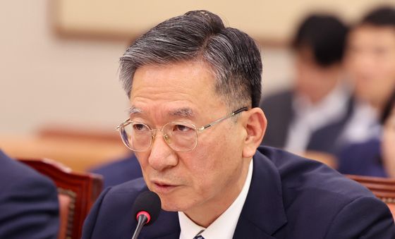 법사위 출석해 의원 질의 답하는 정성호 장관