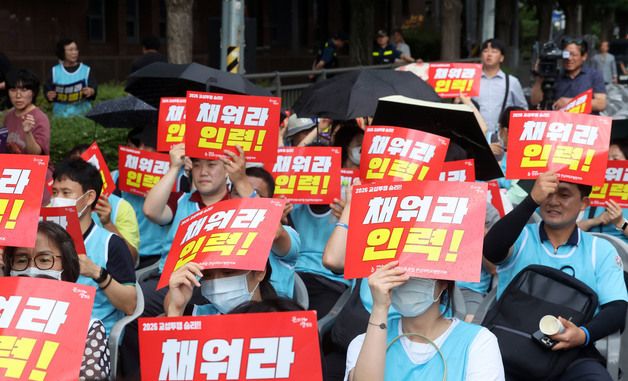 전남대병원 도로에서 파업 전야제 진행