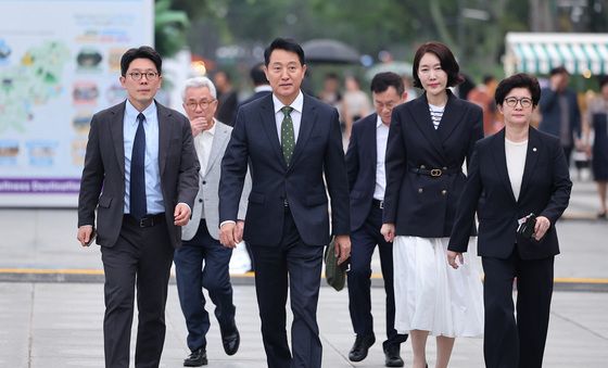 감사의 정원 향하는 오세훈 서울시장