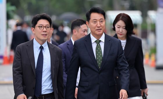감사의 정원 향하는 오세훈 서울시장