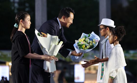 꽃다발 전달하는 오세훈 시장