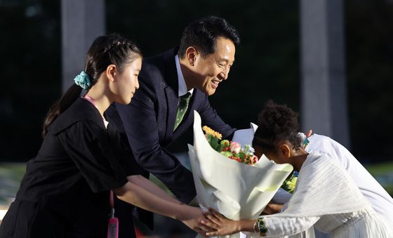 꽃다발 전달하는 오세훈 시장