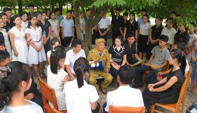 北, 전쟁노병-청소년 상봉 모임 개최…전승세대 업적 강조