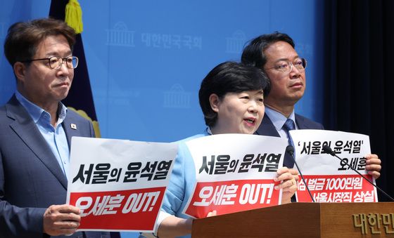 기자회견하는 서영교 '오세훈 사퇴하라'
