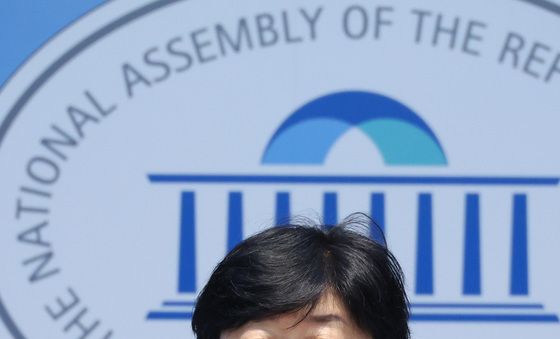 기자회견하는 서영교 단장