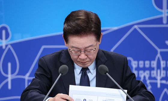 자료 살펴보는 이재명 대통령