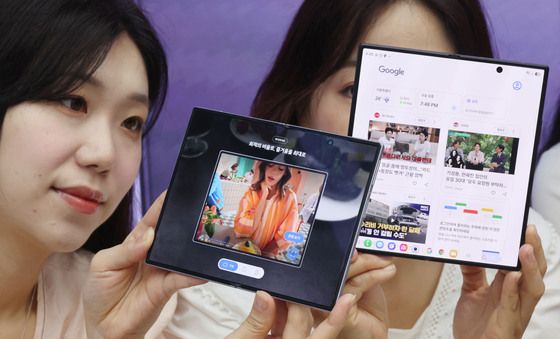 '접으면 스마트폰, 펼치면 태블릿' 삼성 Z폴드 신제품 공개