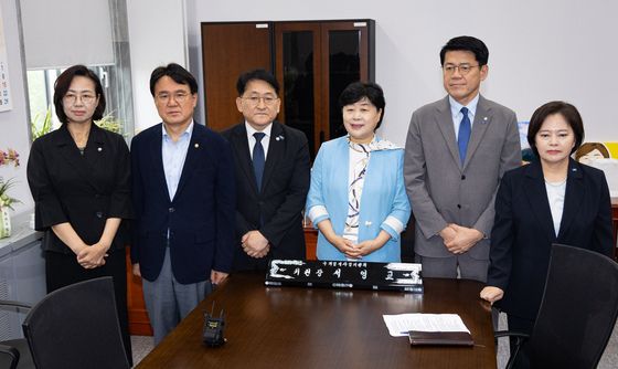 기념 촬영하는 서영교 법사위원장과 조국혁신당 의원단