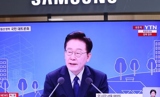 부동산 대토론회 생중계 지켜보는 시민들