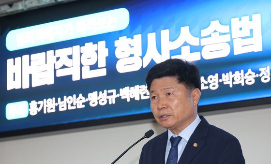인사말하는 홍기원 민주당 의원