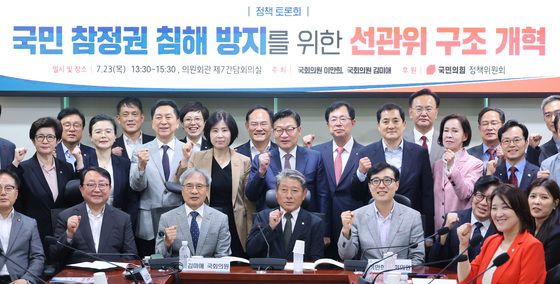 기념 촬영하는 정점식 원내대표