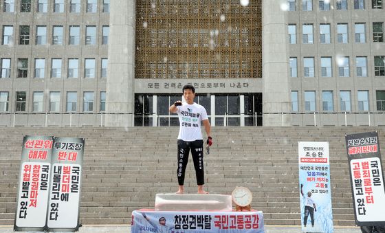 폭우 속 퍼포먼스하는 '맨발의 사나이' 조승환