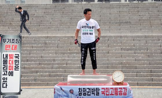 폭우 속 퍼포먼스하는 '맨발의 사나이' 조승환