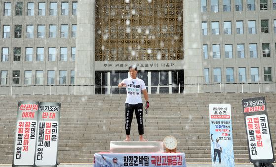 폭우 속 퍼포먼스하는 '맨발의 사나이' 조승환