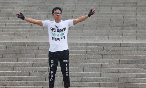 '맨발의 사나이' 조승환, 폭우 맞으며 퍼포먼스
