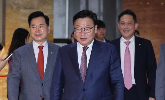 비공개 의원총회 참석하는 정점식 원내대표