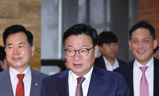 의원총회 참석하는 정점식 원내대표