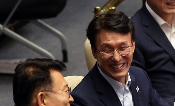 본회의장에서 대화 나누는 김민석·송영길