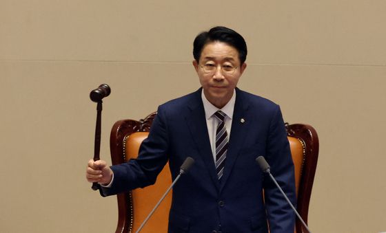 의사봉 두드리는 조정식 국회의장